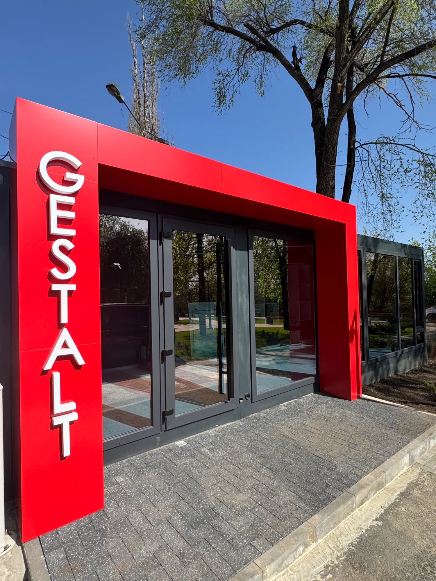 Showroom Gestalt — exterior cu uși și ferestre aluminiu
