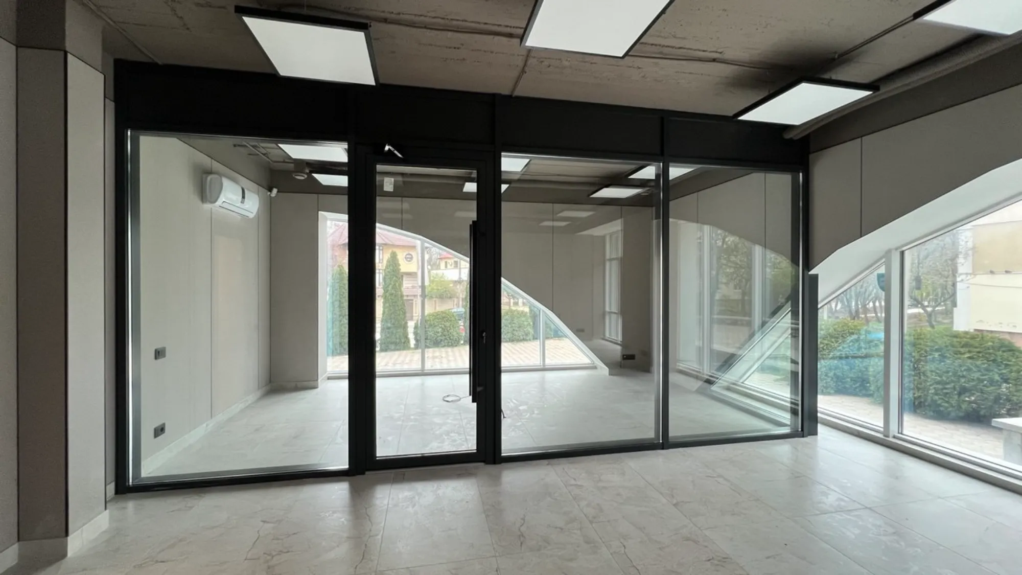 Interior showroom — fațadă sticlă aluminiu